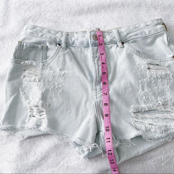PacSun Mid Rise Light Wash Ripped Jean Shorts - Picture 3 of 13